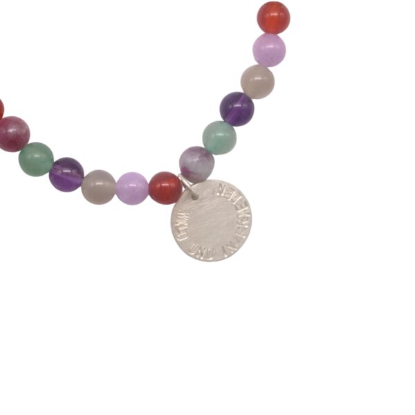 "Wild und in Frieden" – Edelsteinarmband mit spiritueller Affirmation